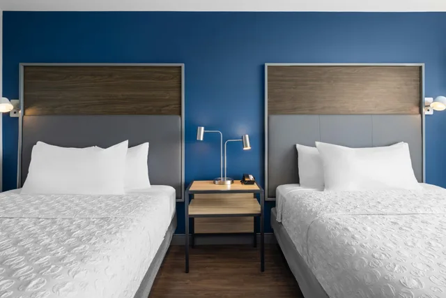 Room, 2 Queen Beds, Tru by Hilton Wisconsin Dells 2/3