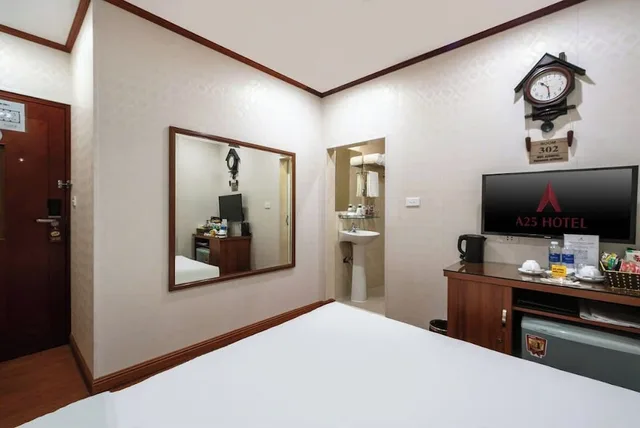 Standard, Queen Bed, A25 Hotel 221 Bach Mai 2/4