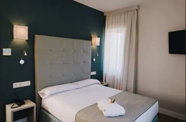 غرفة سوبيريور بسرير مزدوج أو سريرين منفصلين بشرفة، HOTEL PAX TORRELODONES 5/6