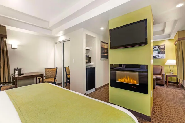 غرفة كبيرة بسرير كينج مع أريكة بحوض جاكوزي، Best Western Plus Cold Spring 4/4