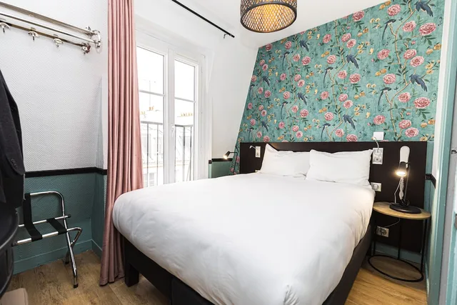 Room, Double Bed, Small, Vintage Paris Gare du Nord 4/10