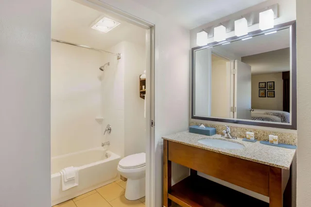 غرفة ديلوكس تنفيذية، La Quinta Inn & Suites by Wyndham Oakland - Hayward 3/4