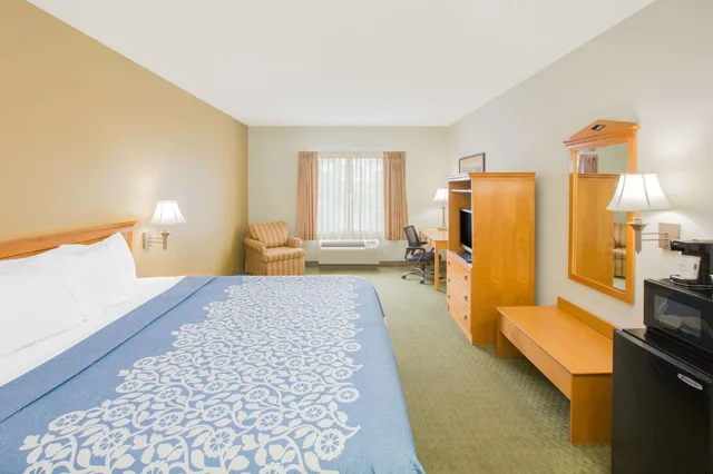 غرفة قياسية بسرير كينج، Days Inn by Wyndham Hattiesburg MS 1/4