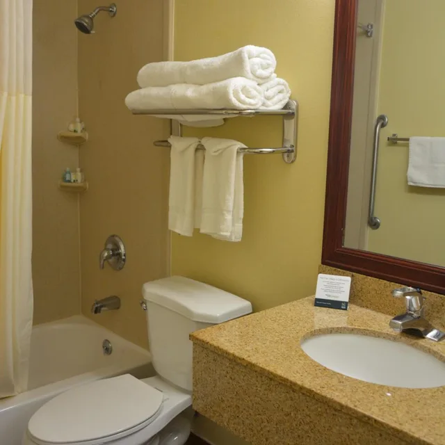 غرفة بسريرين مزدوجين، Quality Inn and Suites Dublin, OH 8/10