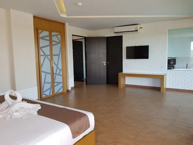 2 Bedrooms, Family Suite, King and Queen Bed, Jetted Tub, Smoking, The Vista Hotel 2/2