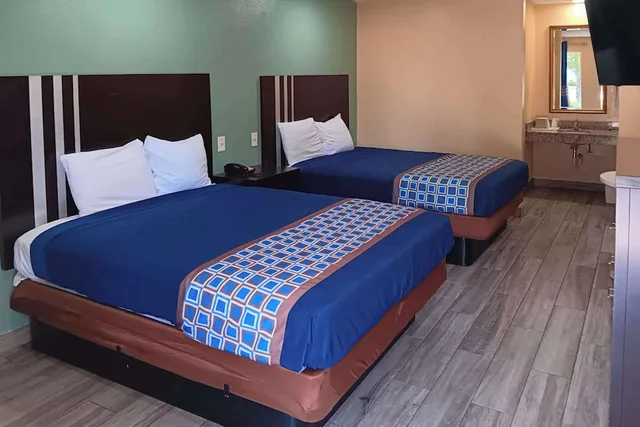 Standard, 2 Queen Beds, Smoking, Rodeway Inn Lake City I-75 1/6