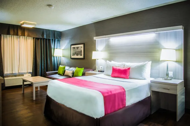 غرفة قياسية بسرير كوين مع أريكة يُسمح فيها بالحيوانات الأليفة، Village Park Inn Calgary 2/6
