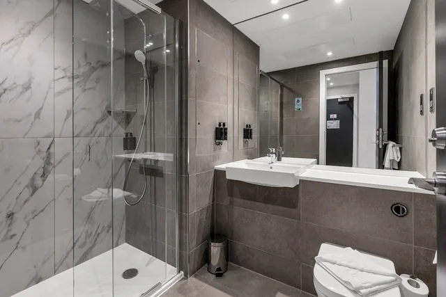 Grande Studio with Balcony, Roomzzz Edinburgh 3/3