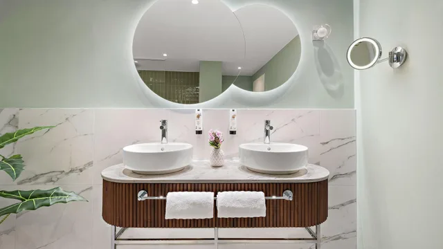 جناح بشرفة، Hotel Bristol Berlin 6/7