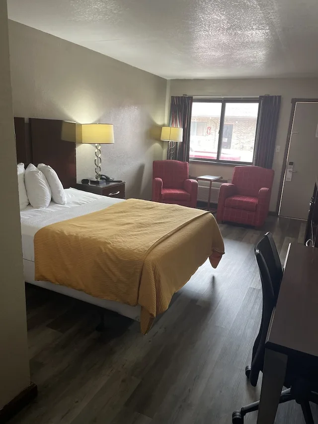 غرفة قياسية مفردة بسرير كوين، Royal Inn & Suites 1/6