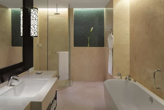 جناح جونيور بسرير كينج بشرفة مع دخول الصالة، Radisson Collection Muscat, Hormuz Grand 3/4