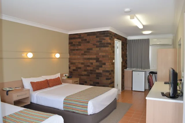 غرفة قياسية بسرير كوين وسرير فردي، Best Western Parkside Motor Inn 4/10