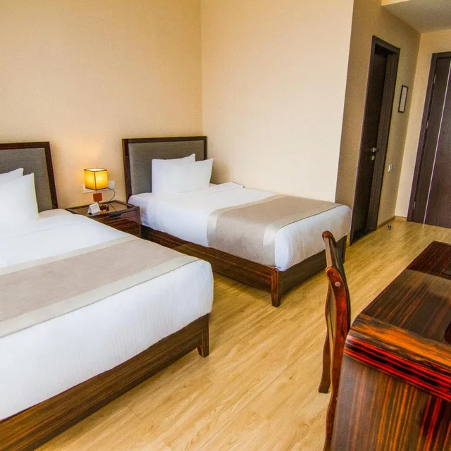 غرفة بسريرين منفصلين بإطلالة على المدينة، Lisi Hills Hotel 3/10