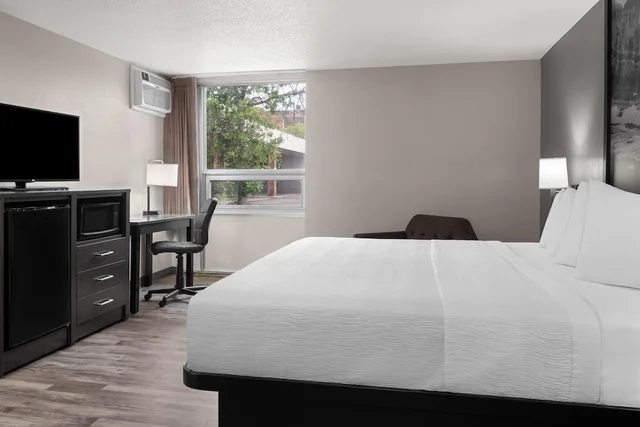 غرفة بسرير كينج، Super 8 by Wyndham Great Falls City Center 2/6