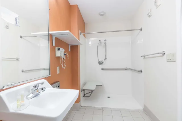 جناح بسرير كينج بمطبخ للمدخنين لذوي الإعاقة، Days Inn & Suites by Wyndham Winnie 7/7