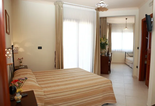 غرفة رباعية بسرير مزدوج وسريرين منفصلين بشرفة، B B Villa Cristina 2/4