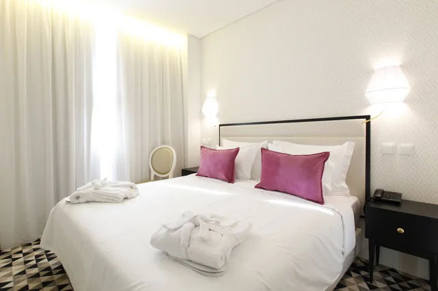 Room, Queen Bed, Street View, Balcony، Hotel Lis Baixa 1/4