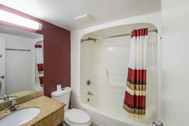 غرفة قياسية بسرير كينج لغير المدخنين، Red Roof Inn Rochester Airport 6/7