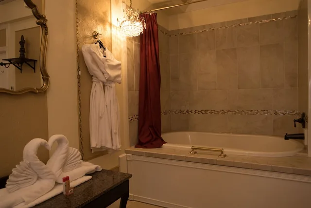 Palace, King Bed، Anniversary Inn - 5th South 1/1