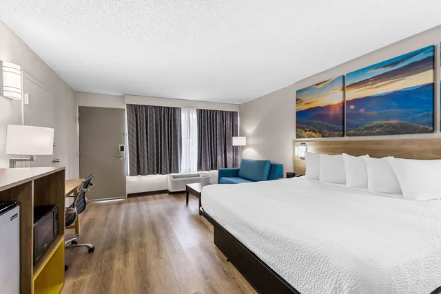 غرفة بسرير كينج لذوي الإعاقة، Days Inn by Wyndham Clayton 2/4