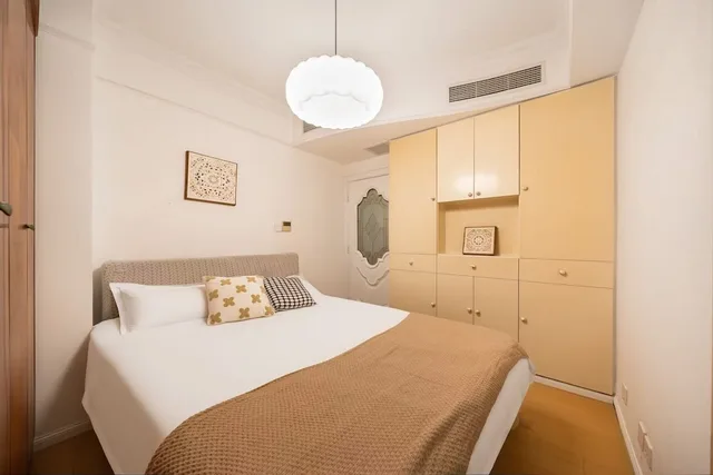 Senior, Apartment, 1 Queen and 3 Double Beds، Book and Bed-People's Square 9/10