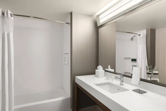 استوديو بسريرين كوين مع أريكة بحوض استحمام لذوي الإعاقة، Courtyard by Marriott Seattle Northgate 2/2