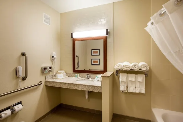 جناح بسرير كينج مع أريكة لذوي الإعاقة، Comfort Suites Lincoln North 9/10