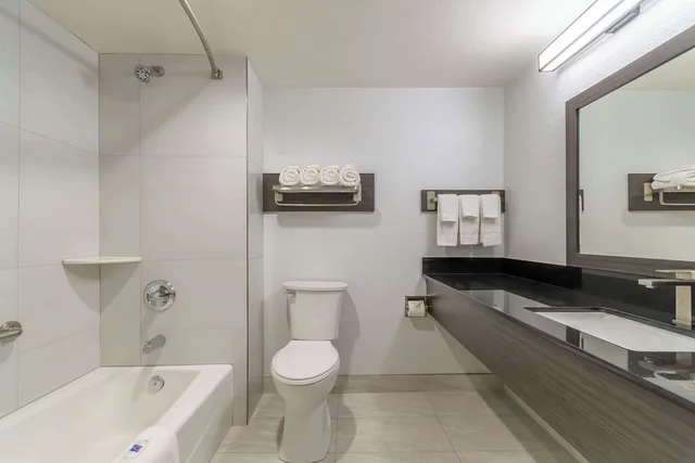 جناح بسرير كينج لذوي الإعاقة، Studio6 Suites Perris, CA 7/8