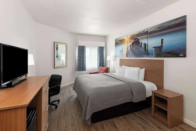 غرفة قياسية بسرير كينج، Days Inn By Wyndham Biloxi Beach 3/3