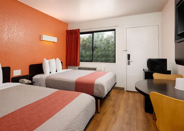 غرفة قياسية بسريرين مزدوجين، Motel6 Camarillo, CA 9/10