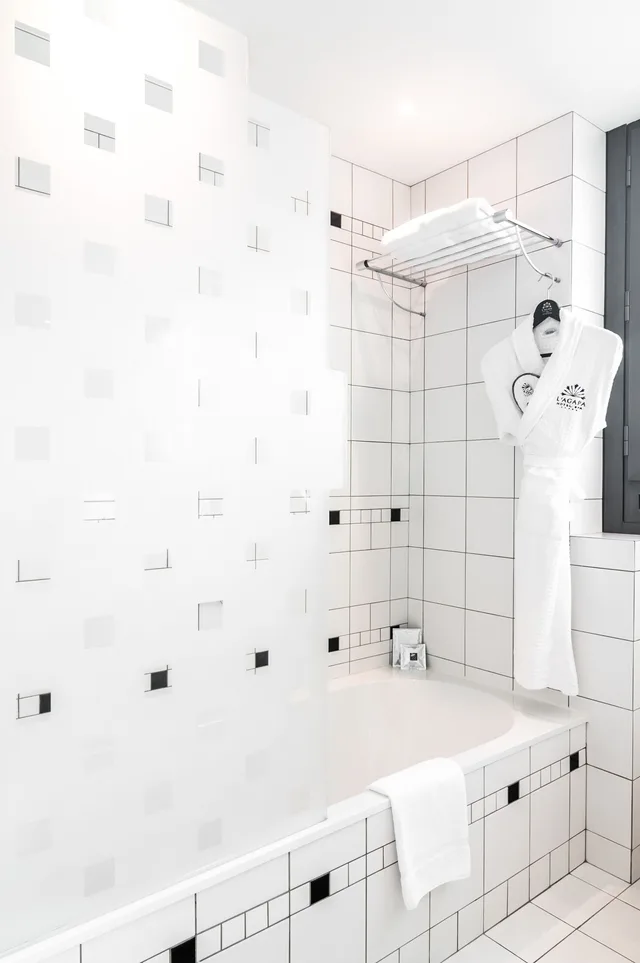غرفة كلاسيكية بسريرين منفصلين بإطلالة على البحر، L Agapa Hotel Spa Nuxe 7/7
