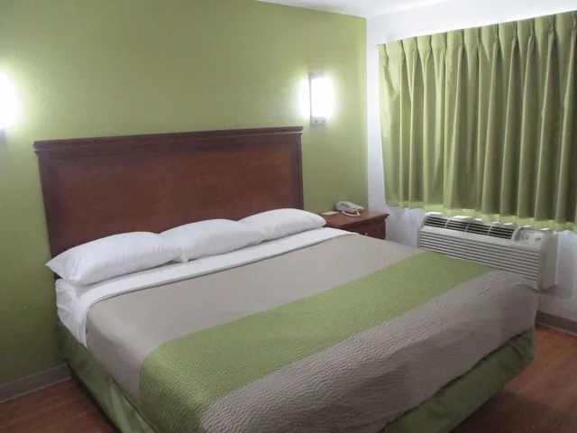 Room, King Bed, Motel6 Meridian, MS 1/6