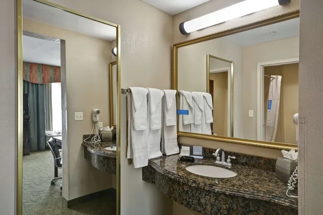 غرفة بسرير كينج مع أريكة، Hampton Inn Corpus Christi 3/4