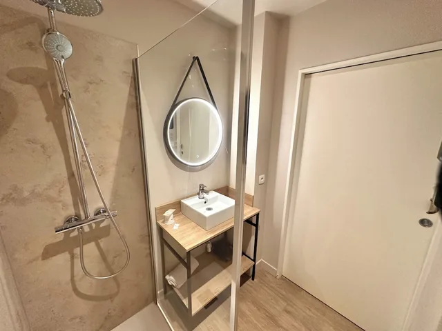غرفة كومفورت بسرير كينج في الطابق الأرضي، Best Western Hotel de la plage Normandie 7/7