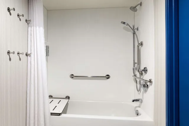 غرفة بسرير كينج مع أريكة بحوض استحمام لذوي الإعاقة، Spark by Hilton Denver International Airport 4/4