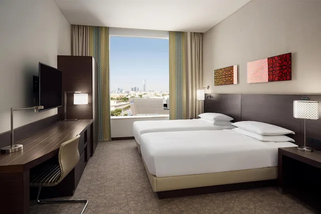 غرفة بسريرين منفصلين مع أريكة، فندق حياة بليس الرياض السليمانية(Hyatt Place Riyadh Al Sulaimania) 6/10