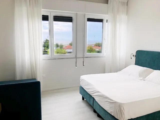 غرفة ديلوكس بسرير مزدوج وسرير فردي بإطلالة على البحر، Bencista Hotel 1/4