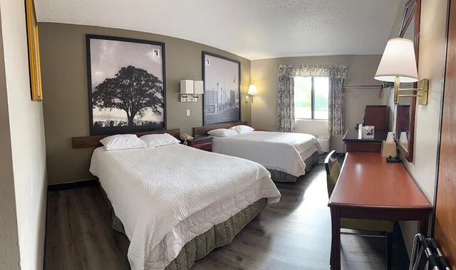 جناح استوديو بسريرين كوين، Knights Inn Hartford 1/2