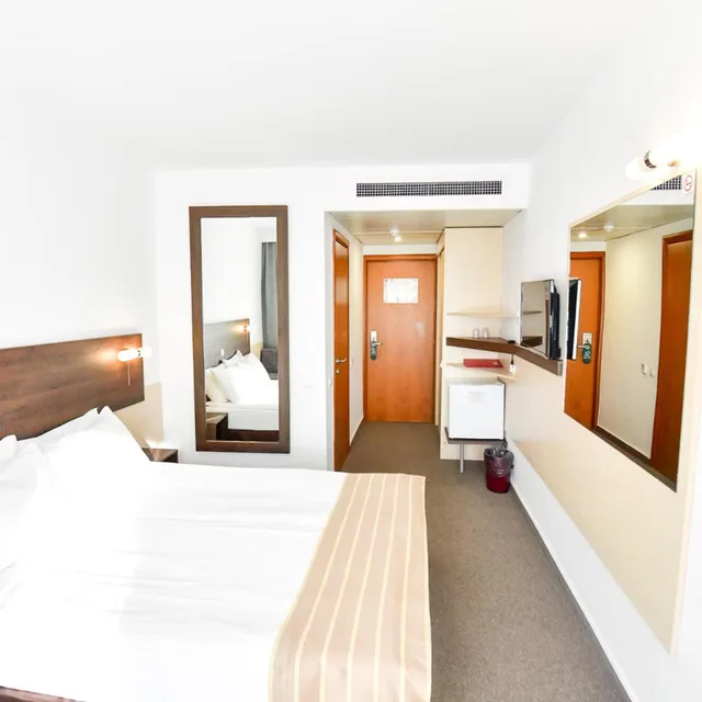 Room, Double Bed, Jumeira Building، Zenith Hotel - Conference And Spa - Mamaia Resort 3/8