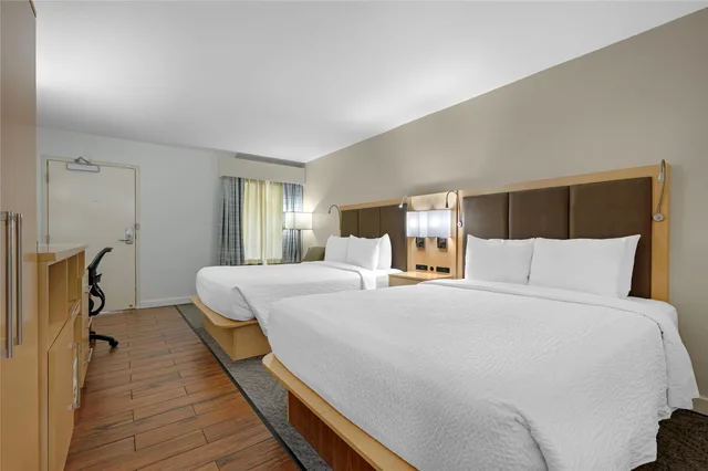 غرفة بسريرين كوين بإطلالة على الفناء، Best Western Plus South Coast Inn 4/8