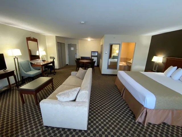 غرفة قياسية كبيرة بسرير كينج مع أريكة بحوض جاكوزي، Best Western Strathmore Inn 5/10
