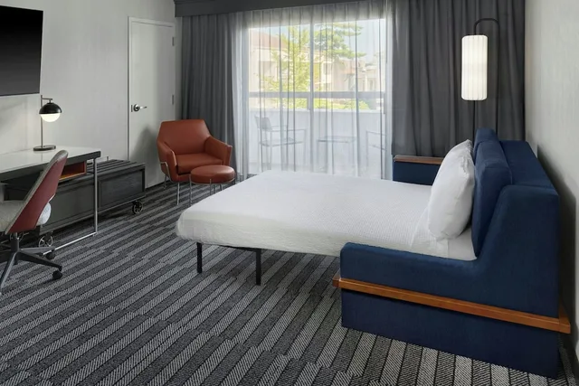 جناح بسرير كينج بغرفة نوم واحدة مع أريكة لذوي الإعاقة، Courtyard by Marriott Southfield 2/4