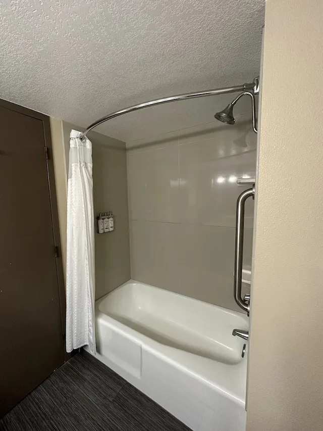 غرفة قياسية بسرير كينج لذوي الإعاقة، Holiday Inn Express Boise University Area 6/6