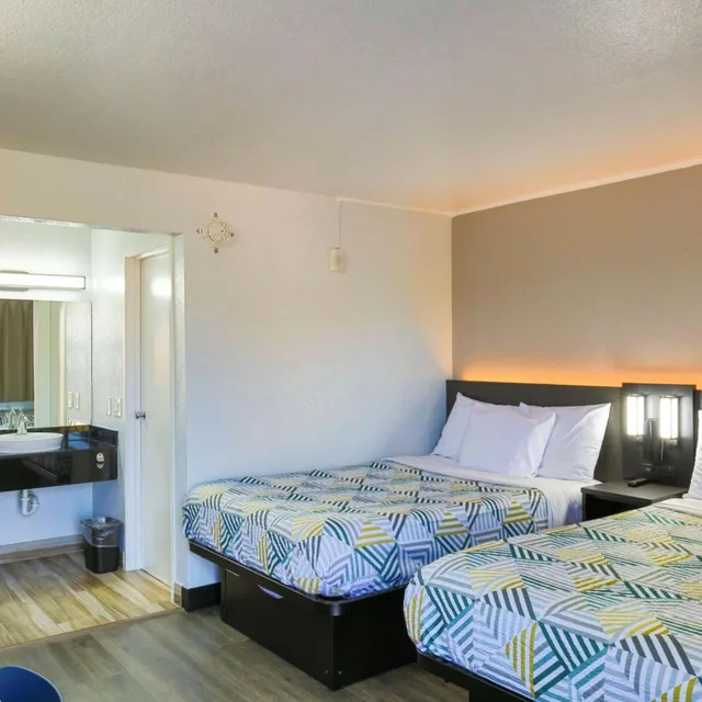 2 Queen Beds Mob Acc RI Shwr Nsmk Micfridg، Motel6 Sacramento, CA - Central 1/10