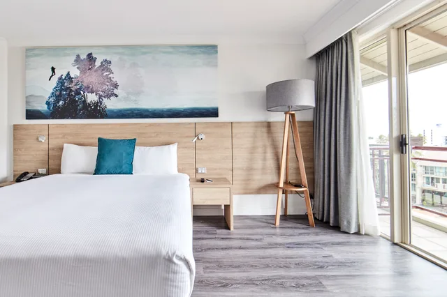 غرفة بسرير كينج بإطلالة على المسبح، Novotel Cairns Oasis Resort 3/7
