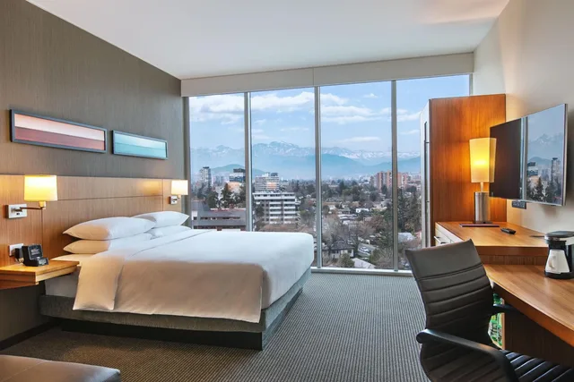 غرفة بسرير كينج بإطلالة مع أريكة، Hyatt Place Santiago Vitacura 1/3