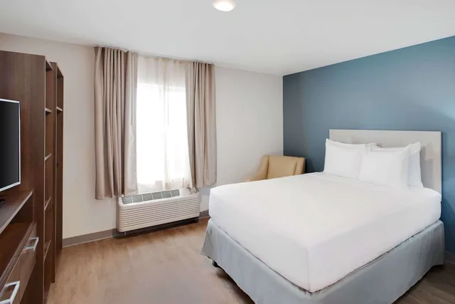 غرفة بسرير كوين لذوي الإعاقة، WoodSpring Suites Plano - North Dallas 2/3