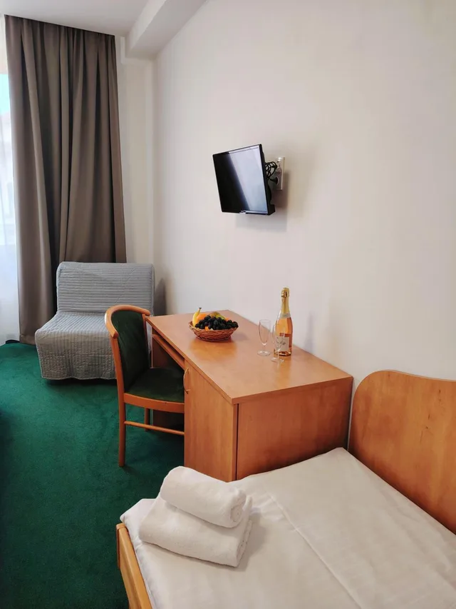 غرفة بسرير مزدوج أو سريرين منفصلين مع سرير إضافي، Legie Hotel 6/10