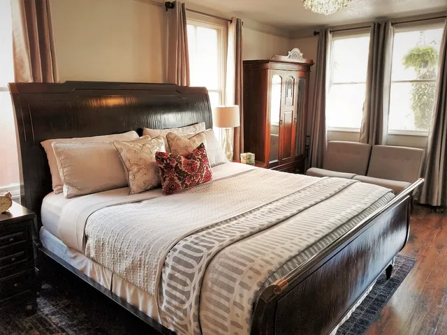 غرفة سيغنتشر بسرير كينج بحمام خاص، 44 Spanish Street Inn 2/2