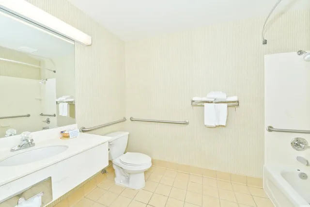 غرفة قياسية بسرير كينج لذوي الإعاقة، BlissPoint Inn and Suites Marion 4/5